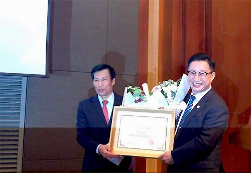 Bộ trưởng Nguyễn Ngọc Thiện trao Quyết định bổ nhiệm Đại sứ Du lịch Việt Nam tại Hàn Quốc cho ông Lý Xương Căn tại chương trình. Ảnh: Vụ Lữ hành - TCDL